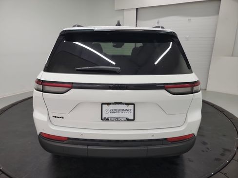 Used 2023 Jeep Grand Cherokee Altitude AWD/4WD image 8