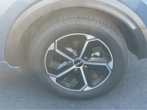 Used 2024 Kia Niro EX image 36