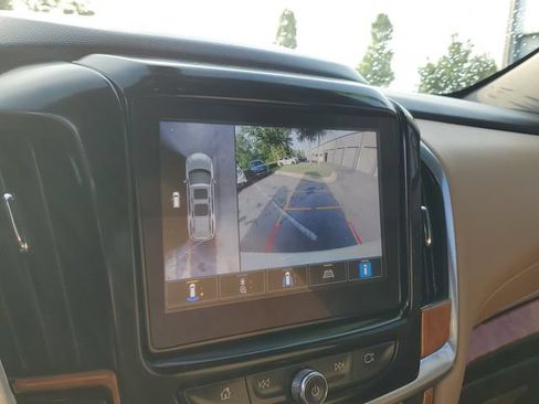 Used 2022 Chevrolet Traverse Premier FWD image 21
