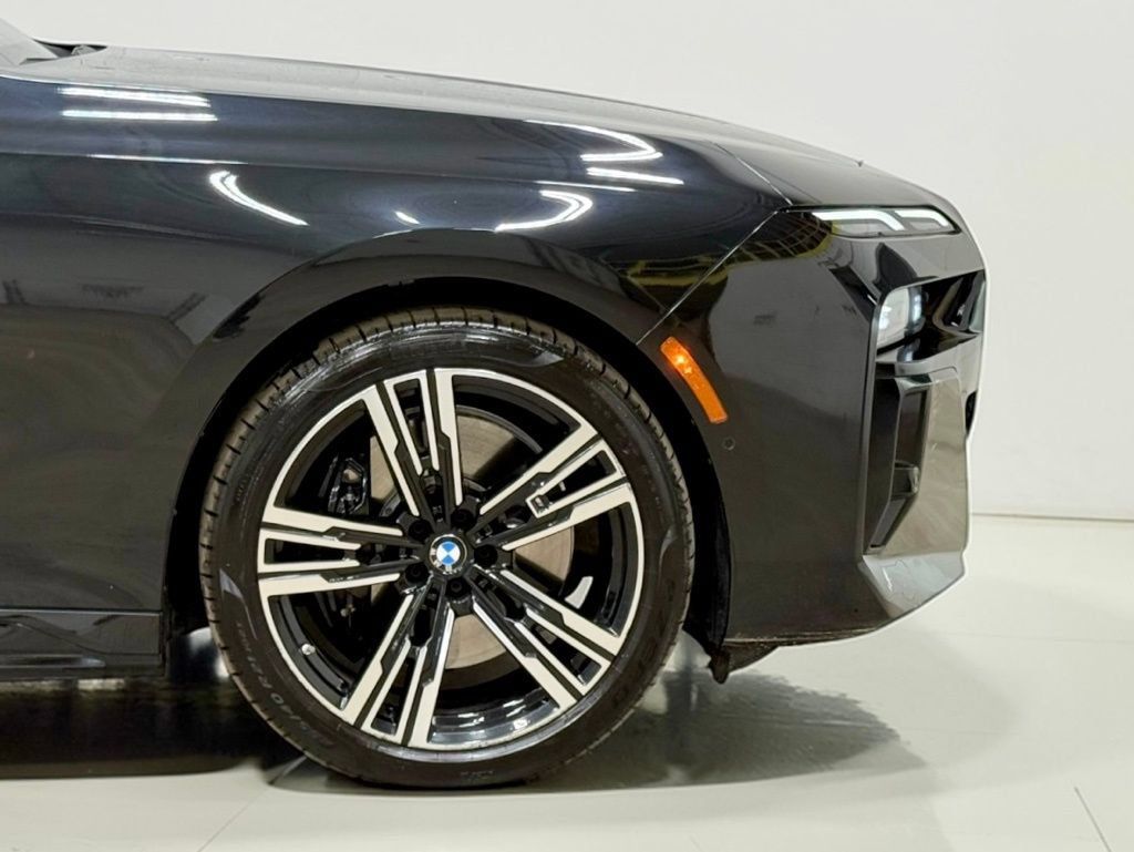 Used 2023 BMW i7 xDrive60 AWD/4WD image 15