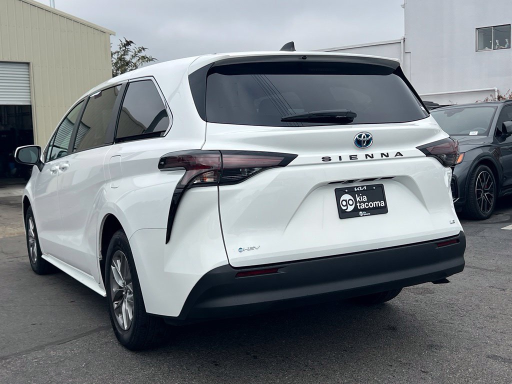 Used 2025 Toyota Sienna LE FWD image 11
