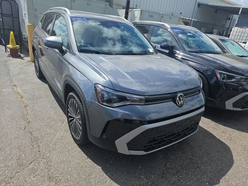 Used 2025 Volkswagen Taos SE image 2