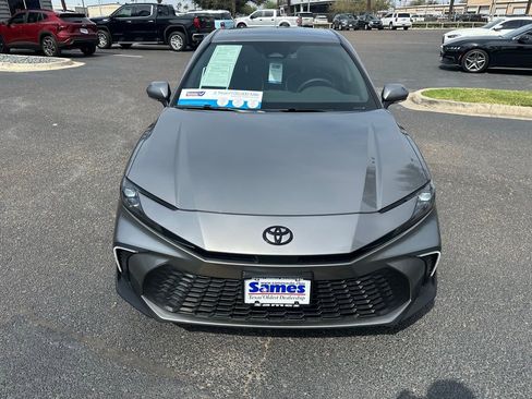 Used 2025 Toyota Camry SE w/ Convenience Package image 9