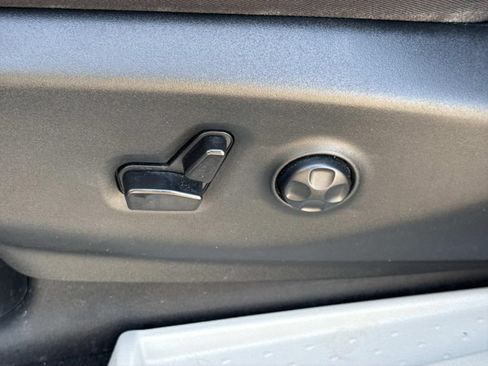 Used 2023 Chrysler Pacifica Touring-L FWD image 22