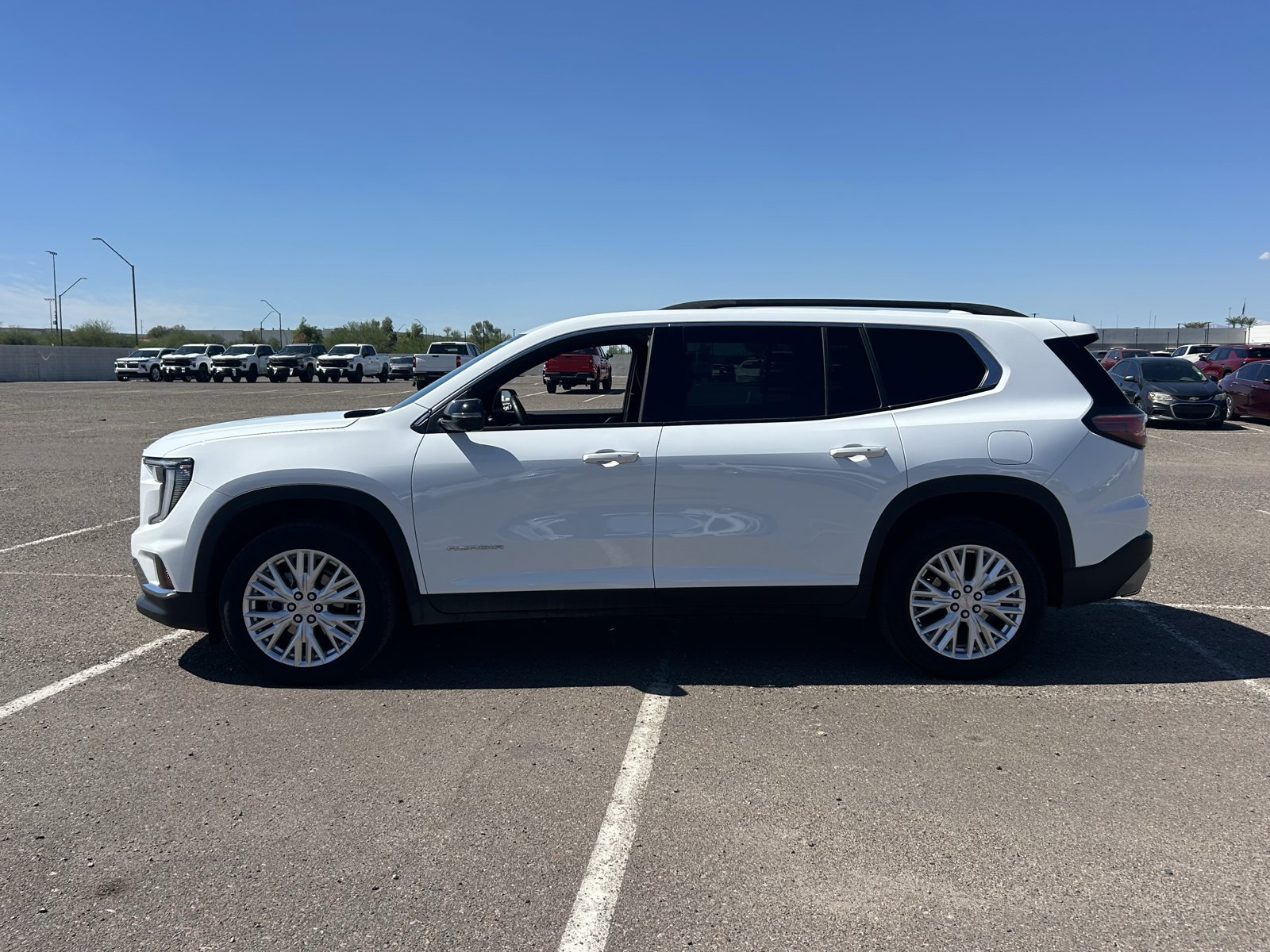 Used 2026 GMC Acadia Elevation w/ Elevation Premium Package FWD image 2