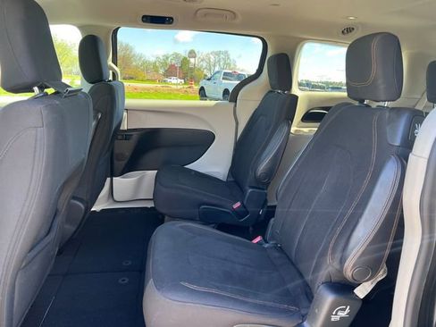 Used 2017 Chrysler Pacifica Touring FWD image 4