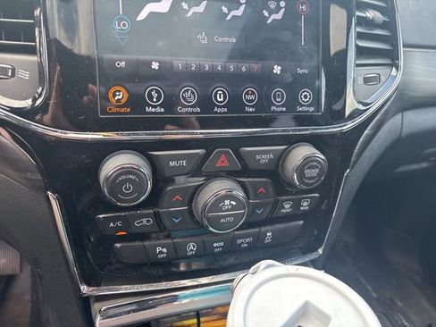 Used 2021 Jeep Grand Cherokee Laredo X AWD/4WD image 11