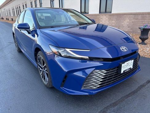 Used 2025 Toyota Camry XLE AWD/4WD image 2