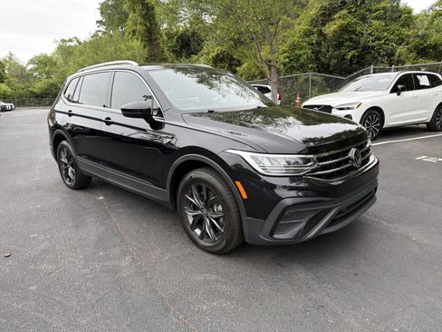 Used 2024 Volkswagen Tiguan SE w/ Panoramic Sunroof Package image 2