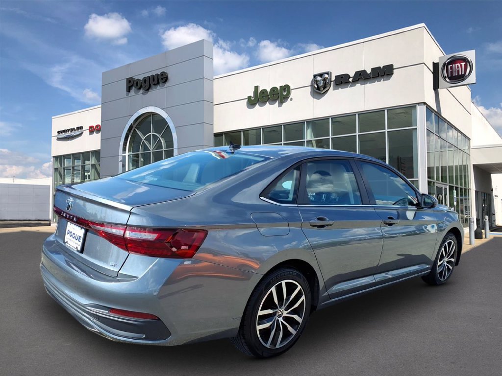 Used 2025 Volkswagen Jetta SE FWD image 3