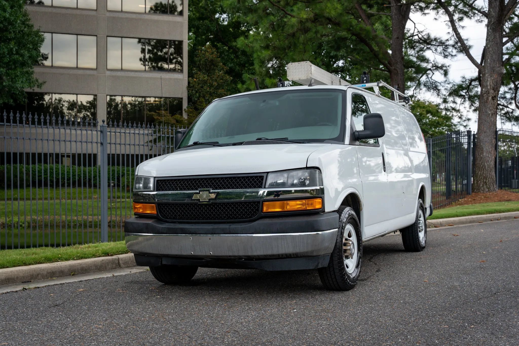 Used 2018 Chevrolet Express 2500 w/ Driver Convenience Package RWD image 2