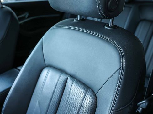 Used 2022 Audi e-tron Premium Plus w/ Premium Plus Package image 32