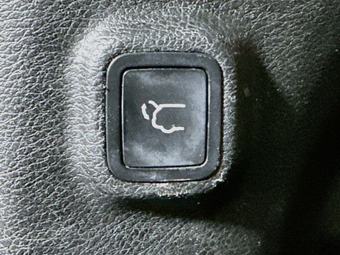 Used 2019 Jeep Cherokee Limited FWD image 28