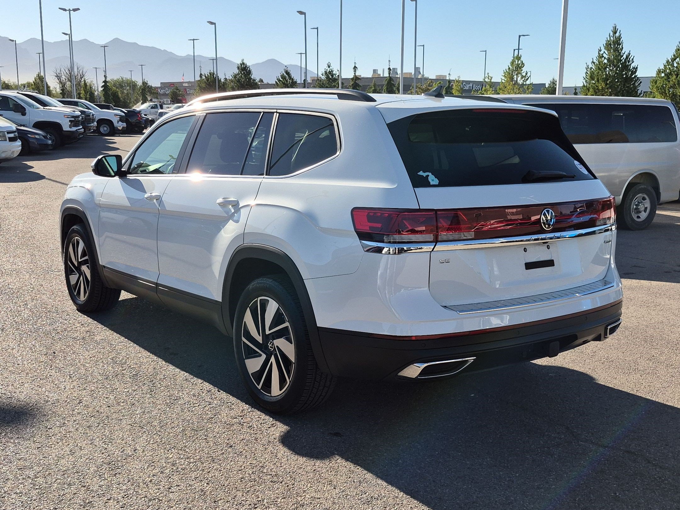 Used 2024 Volkswagen Atlas SE AWD/4WD image 5