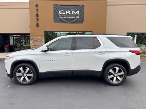 Used 2019 Chevrolet Traverse LT w/ LT Premium Package image 3