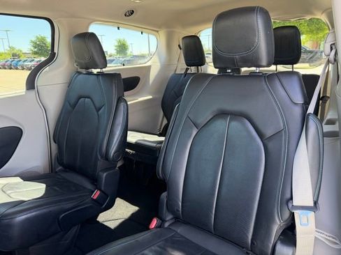 Used 2021 Chrysler Pacifica Touring-L FWD image 21