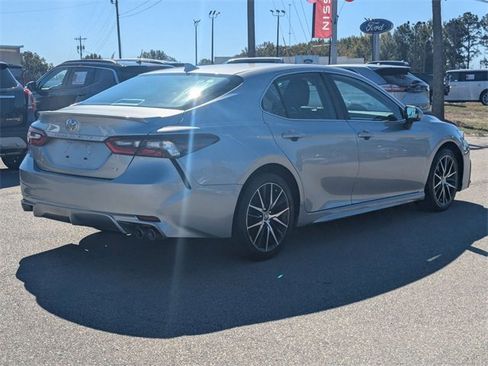 Used 2024 Toyota Camry SE image 3