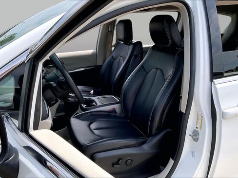 Used 2023 Chrysler Pacifica Touring-L FWD image 15