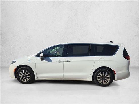 Used 2023 Chrysler Pacifica Touring-L FWD image 9
