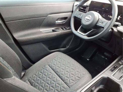 Certified 2025 Nissan Kicks SV FWD image 9