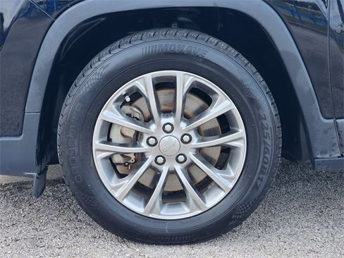 Used 2019 Jeep Cherokee Latitude Plus w/ Comfort/Convenience Group image 10