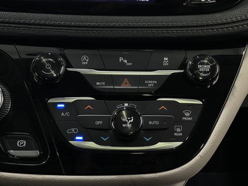 Used 2018 Chrysler Pacifica Limited image 26