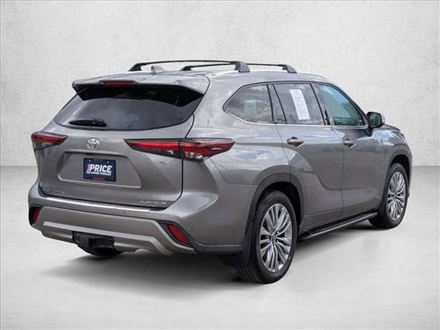 Used 2025 Toyota Highlander Platinum AWD/4WD image 5