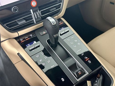 Certified 2026 Porsche Macan AWD/4WD image 34