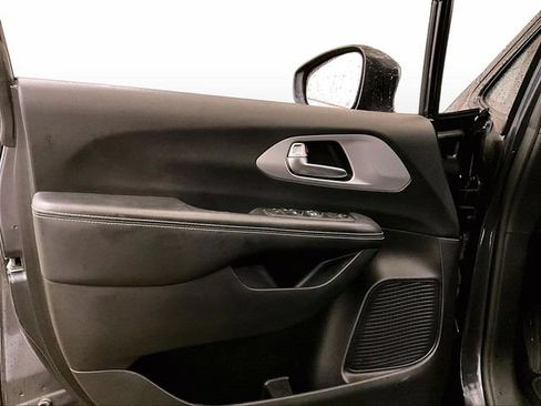 Used 2021 Chrysler Pacifica Touring FWD image 22