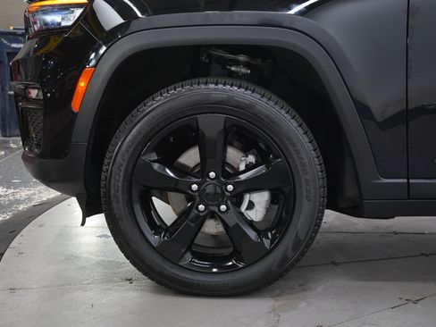 Used 2024 Jeep Grand Cherokee Limited w/ Black Appearance Package AWD/4WD image 30