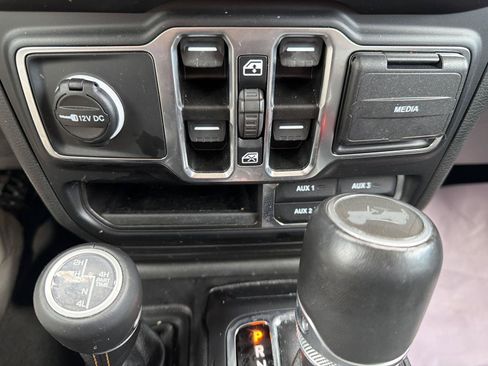 Used 2023 Jeep Wrangler Unlimited Sahara AWD/4WD image 17
