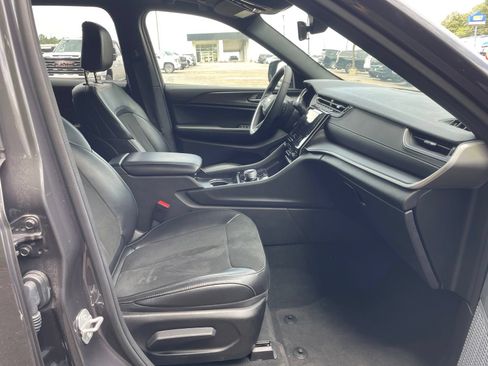 Used 2025 Jeep Grand Cherokee Altitude RWD image 32