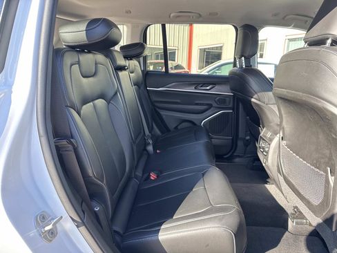 Used 2022 Jeep Grand Cherokee Limited image 9
