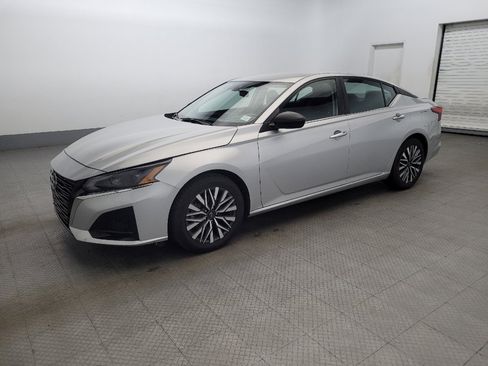 Used 2024 Nissan Altima 2.5 SV image 2