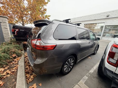 Used 2019 Toyota Sienna Limited Premium image 7