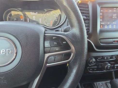 Used 2019 Jeep Cherokee Latitude w/ Popular Appearance Group image 18