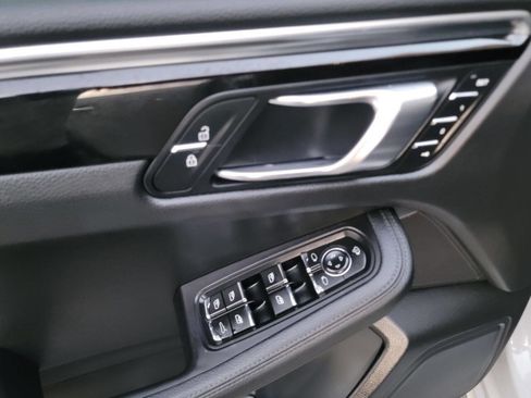 Used 2023 Porsche Macan image 8