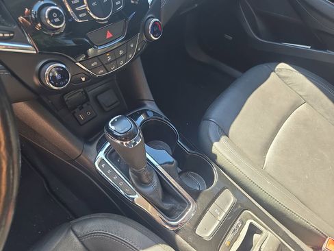 Used 2018 Chevrolet Cruze Premier image 13