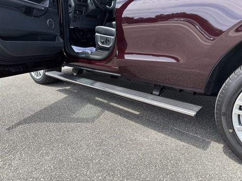 Used 2024 Ford Expedition Platinum image 9