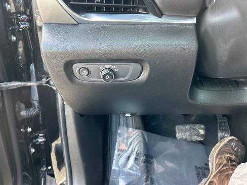 Used 2023 Chevrolet Traverse LT image 32