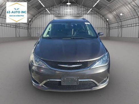 Used 2017 Chrysler Pacifica Touring-L image 2