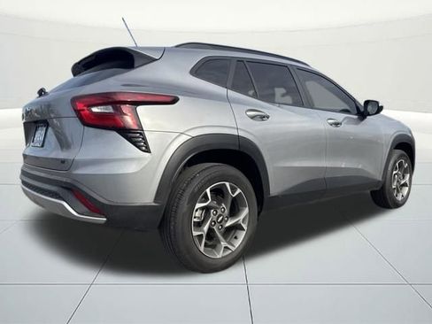 Used 2025 Chevrolet Trax LT w/ Driver Confidence Package image 8