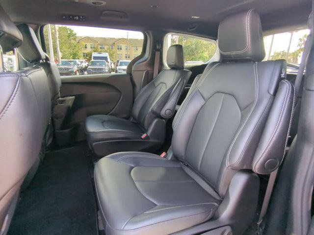 Certified 2025 Chrysler Pacifica Select FWD image 16