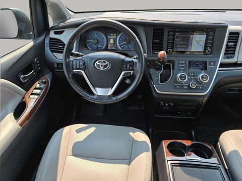 Used 2020 Toyota Sienna XLE Premium AWD/4WD image 3