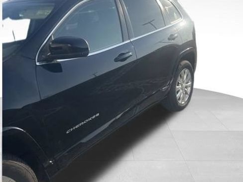 Used 2018 Jeep Cherokee Overland AWD/4WD image 2
