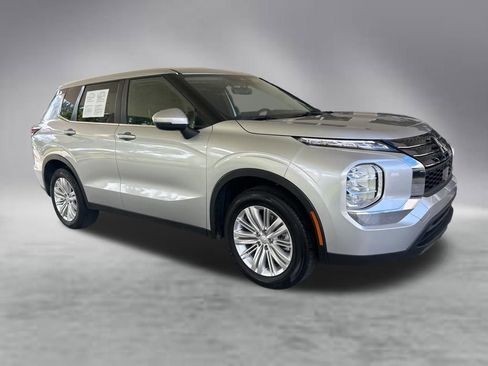 Used 2024 Mitsubishi Outlander ES FWD image 2
