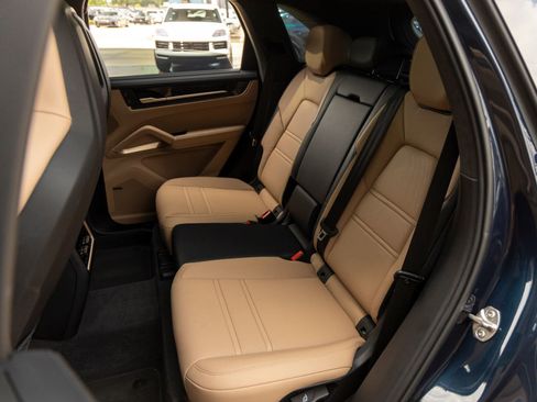 Certified 2025 Porsche Cayenne Turbo AWD/4WD image 36