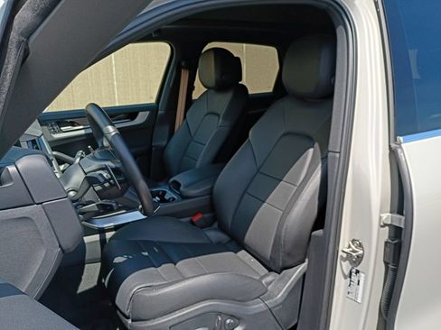 Certified 2025 Porsche Cayenne AWD/4WD image 5