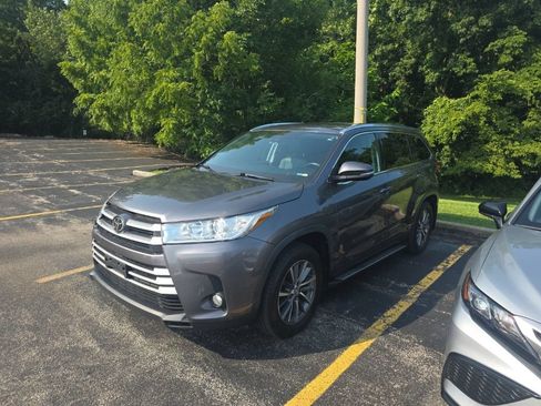 Used 2019 Toyota Highlander XLE AWD/4WD image 1