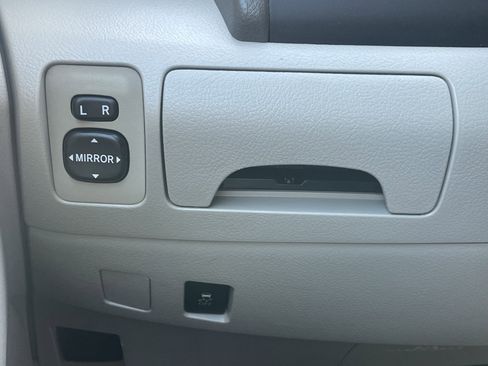 Used 2011 Toyota Camry image 19